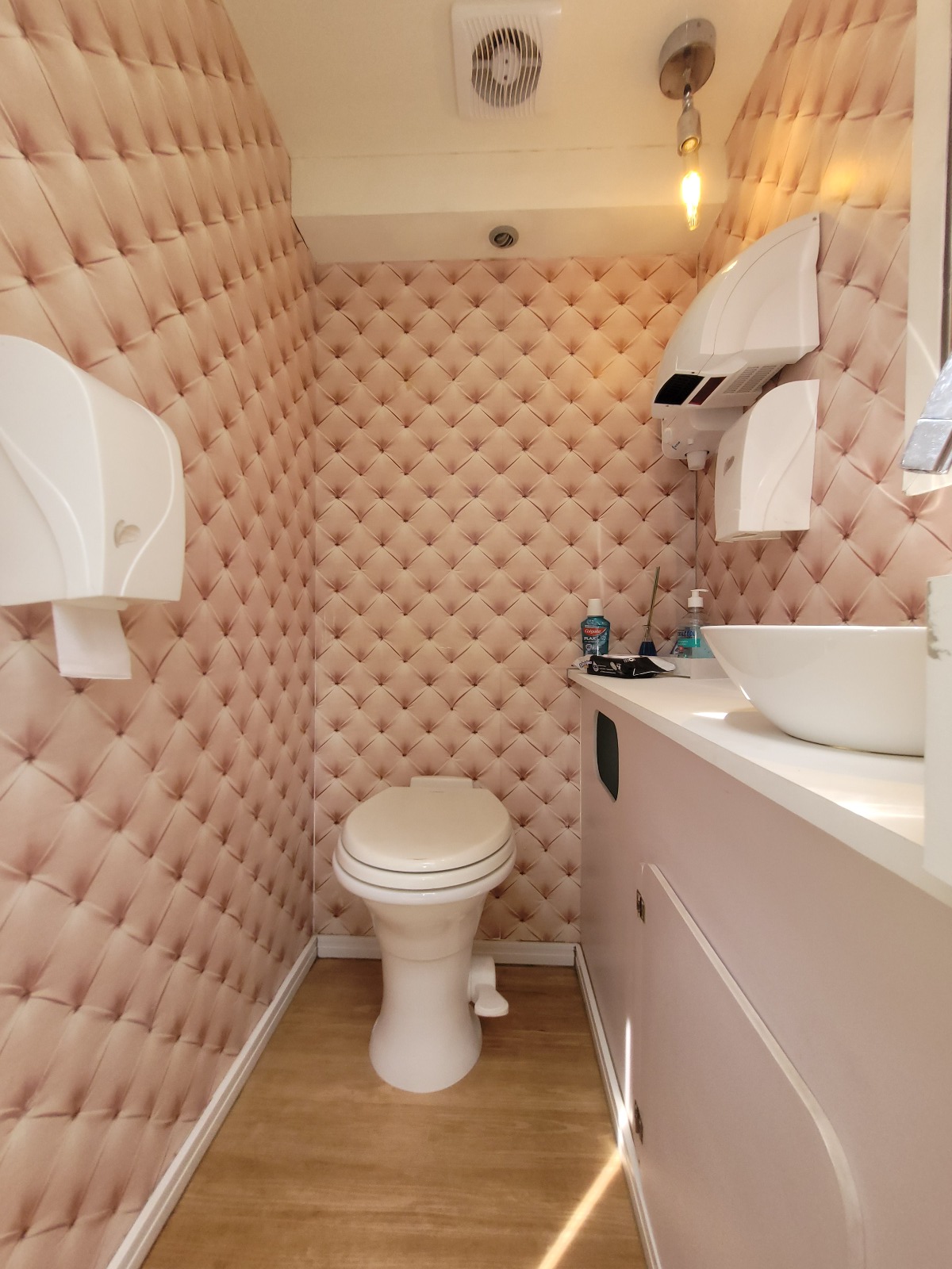 Banheiro químico móvel de luxo em Garanta uma experiência agradável durante todo seu evento com a Mônaco Banheiros. Oferecemos conforto e praticidade para os participantes e organizadores do seu evento de treinamento. Fale com a gente, te enviamos referências, orçamento e ideias para tornar seu treinamento mais confortável e eficiente!