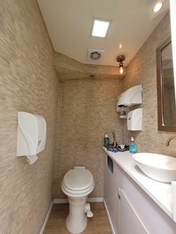 Descubra a real diferença entre banheiros químicos tradicionais e os de luxo. Em eventos de alto padrão, cada detalhe fala sobre o cuidado com os convidados. A música, a decoração, o cardápio — e sim, até mesmo o banheiro. Mas afinal, qual é a real diferença entre um banheiro químico tradicional e um de luxo?