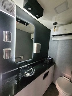 Como o conforto em eventos influencia a experiência dos convidados? Entenda o papel do banheiro de luxo e evite erros que comprometem sua reputação.