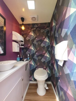 Quando falamos em banheiros químicos, a imagem mais comum envolve algo provisório, sem charme e puramente funcional. Mas... e se eu te dissesse que existem versões de altíssimo padrão, com perfume ambiente, design sofisticado e conforto térmico? Descubra 7 curiosidades sobre banheiros químicos de luxo que vão transformar sua visão sobre conforto e sofisticação em eventos.