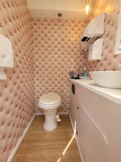 Descubra a real diferença entre banheiros químicos tradicionais e os de luxo. Em eventos de alto padrão, cada detalhe fala sobre o cuidado com os convidados. A música, a decoração, o cardápio — e sim, até mesmo o banheiro. Mas afinal, qual é a real diferença entre um banheiro químico tradicional e um de luxo?