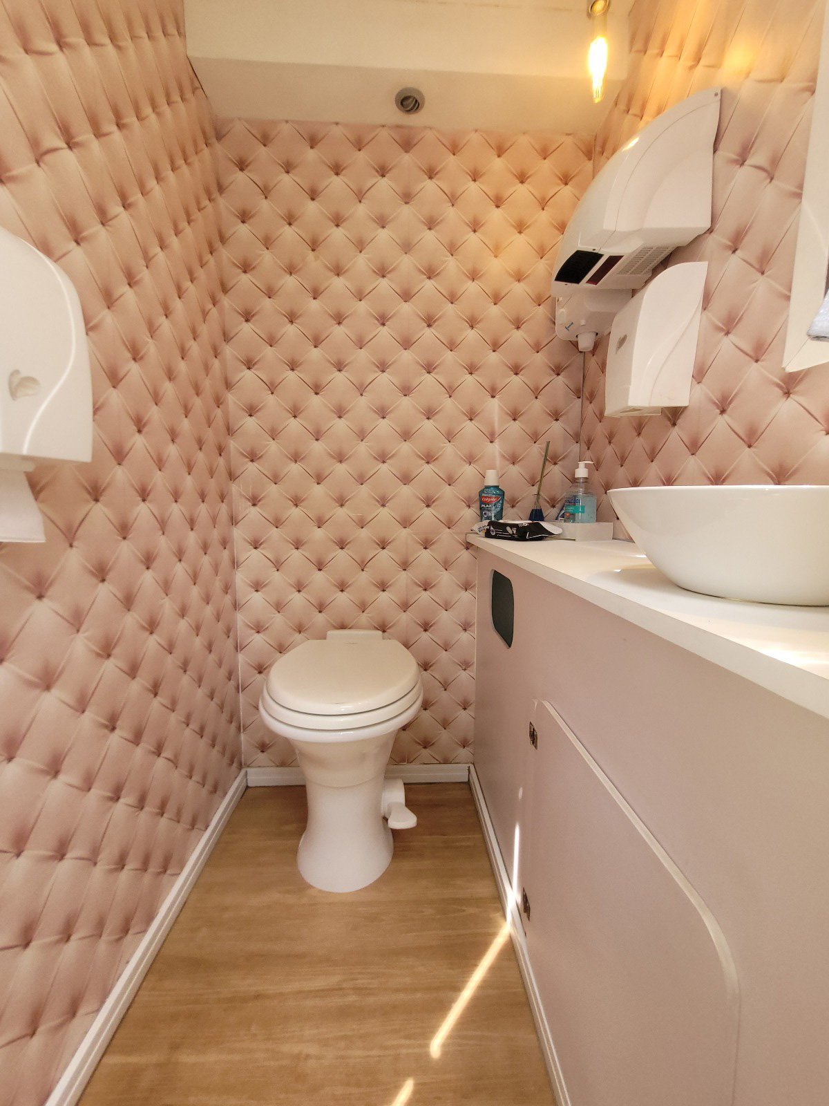 Cabines de banheiro químico luxoso, climatizado e com som ambiente Cabines de banheiro químico luxoso, climatizado e com som ambiente