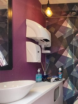 Descubra como funciona um banheiro químico de luxo e por que ele transforma eventos em experiências inesquecíveis. Conforto e higiene premium. Imagine a seguinte cena: um casamento ao ar livre, décor impecável, música ambiente, convidados vestidos com elegância... e, no momento em que precisam de um intervalo, se deparam com um espaço sanitário digno de hotel cinco estrelas. Surpreso? Este é o efeito de um banheiro químico de luxo bem planejado — o detalhe que eleva o padrão do seu evento.